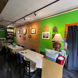 D Thai Kitchen - Seating