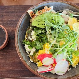 Chilaquiles verdes with chicken Chilaquiles verdes with chicken