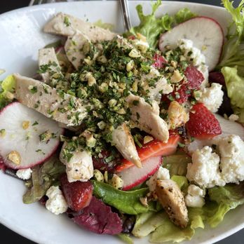 Block 15 Brewing - strawberry salad with added chicken - New American Near Me - Corvallis, Oregon