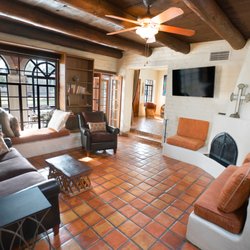Tubac Secret Garden Inn - Camelot and or Queen's Wreath Living room