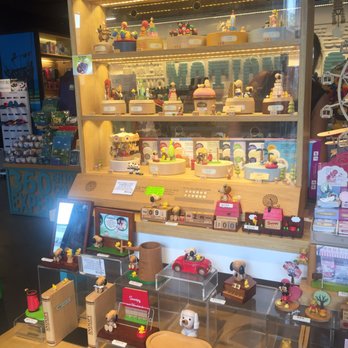 昂坪市集 - Snoopy music boxes and figurines. - Cultural Center Near Me - Hong Kong, HK
