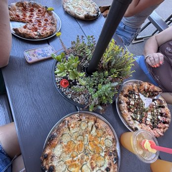 Captain’s ön Main - Espresso Bar & Pizzeria - Pizza Near Me - Brighton, Michigan