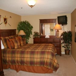 Highland Estates Hotel - Are you the type of person that likes to watch TV before falling asleep? Then be sure to request a suite with a TV in the Bdr.