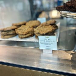 Extraordinary Desserts - Crispy Chocolate Chip Cookie