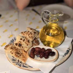 Lemonica - Homemade bread and olives
