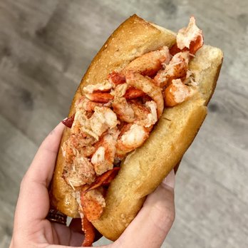 Fat Cheeks Hawaii - Butter lobster roll - Sandwiches Near Me - Honolulu, Hawaii