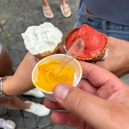Mango, strawberry, and vanilla. Freaking awesome!! Mango, strawberry, and vanilla. Freaking awesome!!