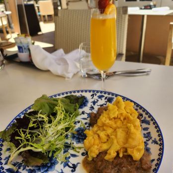 Santé Restaurant - Bacon cheedar scones & gravy with scrambled eggs Mimosa with Gloria Ferrer wine - French Near Me - Sonoma, California Santé Restaurant - Bacon cheedar scones & gravy with scrambled eggs Mimosa with Gloria Ferrer wine - French Near Me - Sonoma, California