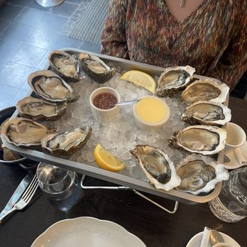Seulement Sea - Oysters. Specials on the left regular on the right - Seafood Near Me - Paris, 75
