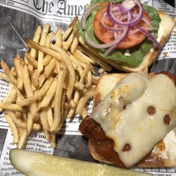La Cab Sports Bar - Buffalo chix sandwich