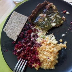 Le P'tit Chez Moi - Tarte épinard chèvre, lentilles corail, salades betterave riz etc..