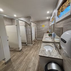 Lincoln / Woodstock KOA - Women's Bathroom