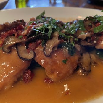 Il Casale - Chicken marsala with spinach, mushrooms and dried tomatoes. - Italian Near Me - Belmont, Massachusetts