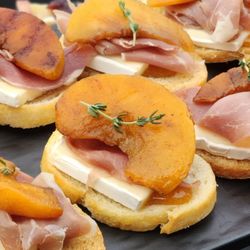 Casalinga - Peach & prosciutto crostini