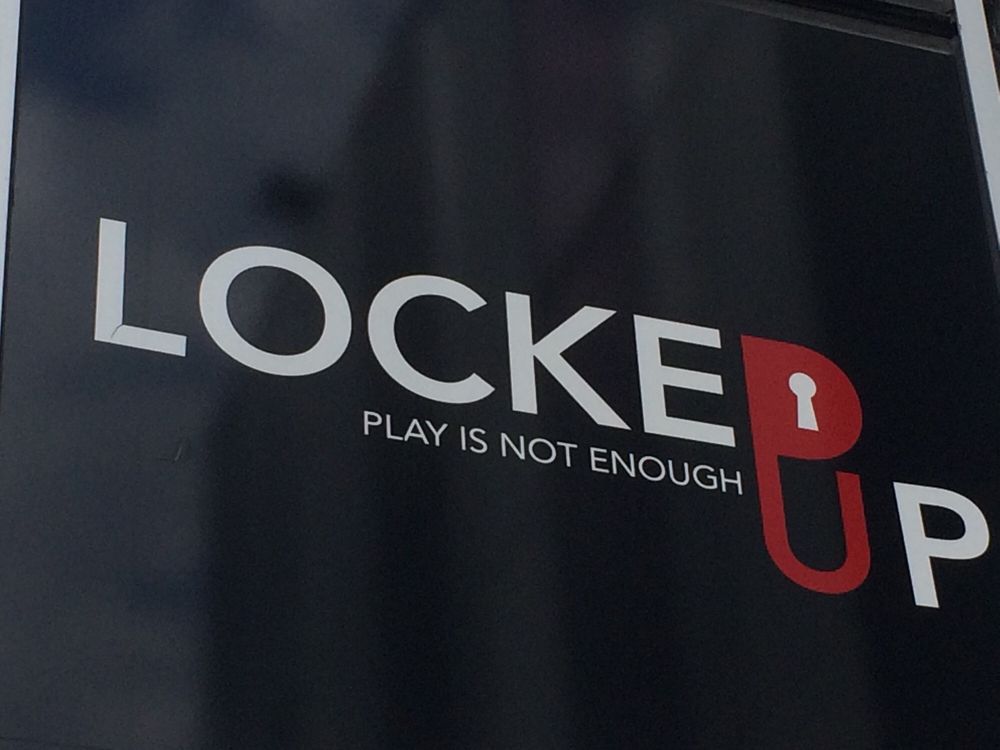 LOCKED UP 11 Photos 2 allée