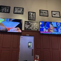JAMS@209 Sports Bar & Grill - Pics on the wall it's Bay Area sports themed.