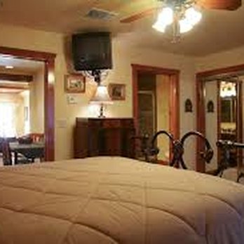 Brickner Guest House - King size bed with large closet and door to back patio - Guest Houses Near Me - Fredericksburg, Texas