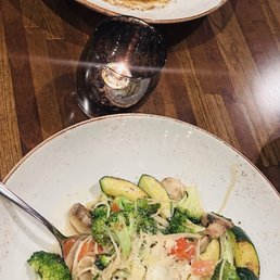 Pollo alla Marsala & Cappellini aglio e olio vegetarian Pollo alla Marsala & Cappellini aglio e olio vegetarian