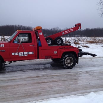 Vicksburg Towing - Icy road in Schoolcraft, Michigan required tire chains - Towing Near Me - Vicksburg, Michigan Vicksburg Towing - Icy road in Schoolcraft, Michigan required tire chains - Towing Near Me - Vicksburg, Michigan