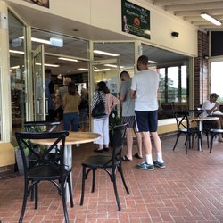 Heatherbrae's Pies - Queue out of building into verandah eating area