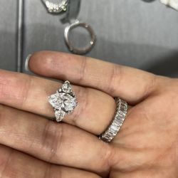 Paramus Jewelers Exchange - Engagement ring shopping - selecting a ring / setting after selecting the stone