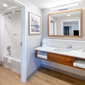 Hampton Inn & Suites Silverthorne - Guest room bath - Hotels Near Me - Silverthorne, Colorado Hampton Inn & Suites Silverthorne - Guest room bath - Hotels Near Me - Silverthorne, Colorado