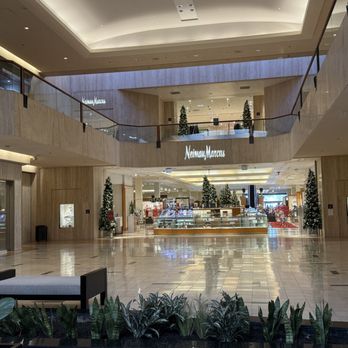 Northbrook Court - Shopping Centers Near Me - Northbrook, Illinois
