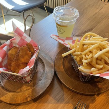 Garden on Main - Kids menu chicken fingers and freshly made fries - Gelato Near Me - Algonquin, Illinois