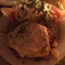 Vulkansauna - Schnitzel überbacken mit Käse und Zwiebeln, auf einem BERG Bratkartoffeln mir reichlich Salat 8,90€