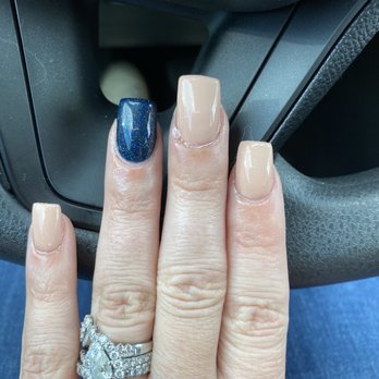 Ooltewah Nail Bar - Left hand uneven nails. Can you see how they arn't even straight. - Nail Salons Near Me - Ooltewah, Tennessee Ooltewah Nail Bar - Left hand uneven nails. Can you see how they arn't even straight. - Nail Salons Near Me - Ooltewah, Tennessee
