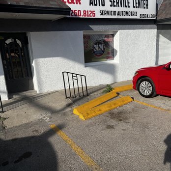 E&R Automotive - Waiting to get a oil change - Auto Repair Near Me - El Paso, Texas