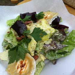 Hvita Hjorten - Sallad m getost och rödbetor från slottsträdgården