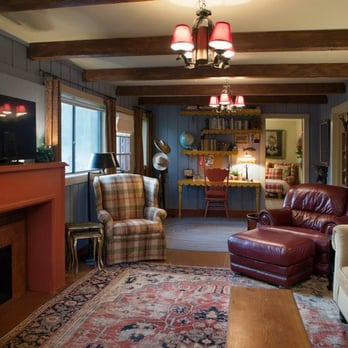 Gosherd Valley Cottage - Living room with flat screen TV, wireless, a work desk and plenty of naturalist books - Bed & Breakfast Near Me - Morrison, Missouri