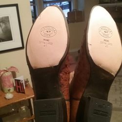 Humming Shoe And Watch Service - Resole on boots