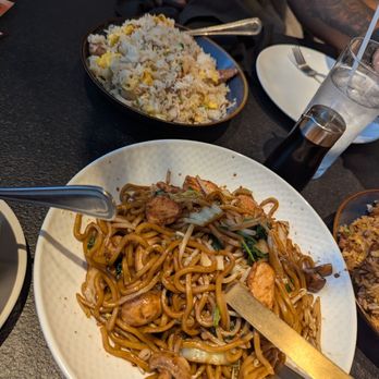 Panda Inn - Chicken Lo Mein - Chinese Near Me - Pasadena, California