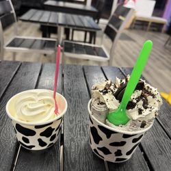 Below Zero Degrees - Oreo rolled ice cream and vanilla cup
