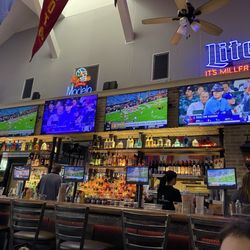 The Howard Street Inn - Individual tvs at the bar