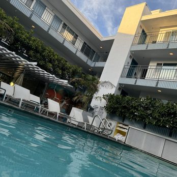 Beverly Laurel Hotel - Pool area - Hotels Near Me - Los Angeles, California