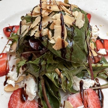 Cacio E Pepe - Insalata mista, frutta, gorgonzola, noci caramellate e grue di cacao - Italian Near Me - New York, New York Cacio E Pepe - Insalata mista, frutta, gorgonzola, noci caramellate e grue di cacao - Italian Near Me - New York, New York