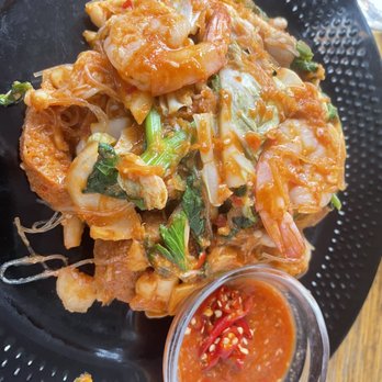 Somtum Der - Chefs Signature Wok Fried Seafood Suki - Thai Near Me - New York, New York