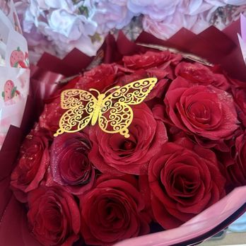 Royal Rose Bouquet - This photo doesn't do the fine gold glitter justice, so beautiful in person - Florists Near Me - Lynwood, California Royal Rose Bouquet - This photo doesn't do the fine gold glitter justice, so beautiful in person - Florists Near Me - Lynwood, California