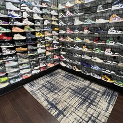 The Shoebox - Dunks, Jordan 1- 14 , Yeezy, Air Force, New Balance , Air Max , Sacai , Blazer, Off White , Vans, Crocs , Kyrie , Foamposite
