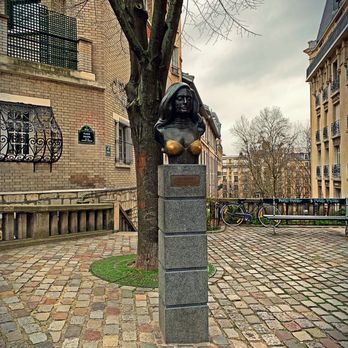 Dalida Statue - Dalida loved the neighbourhood of Montmartre, where she lived. A bronze bust honouring the French icon can be found here... Je t'aime! - Landmarks & Historical Buildings Near Me - Paris, 75
