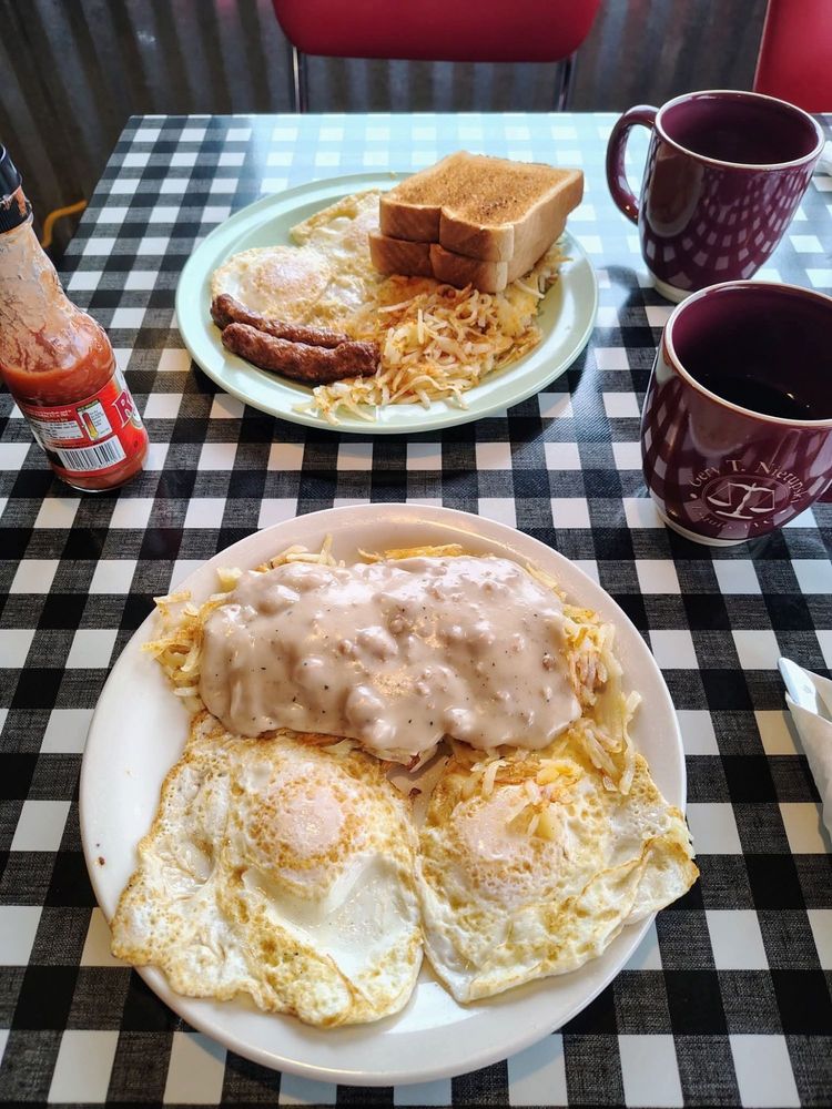 B & D country diner Logo