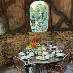 Sadelle's - Winter garden table