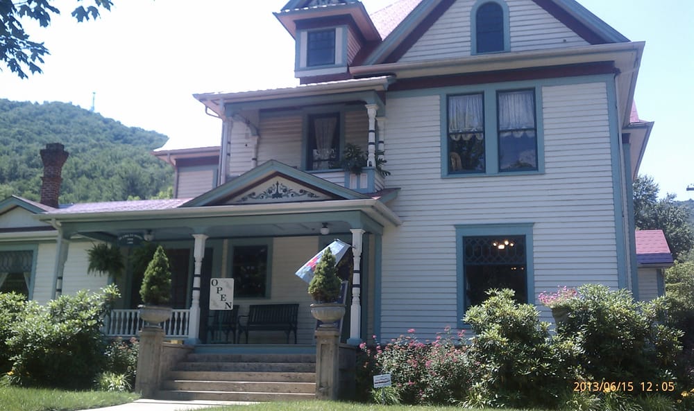 JACKSON COUNTY CHAMBER OF COMMERCE & VISITOR CENTER 773 W Main St