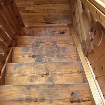 Railey Vacations - That is grime on the stairs not wear and tear! We never took our shoes off! Been there a long time. - Vacation Rentals Near Me - McHenry, Maryland Railey Vacations - That is grime on the stairs not wear and tear! We never took our shoes off! Been there a long time. - Vacation Rentals Near Me - McHenry, Maryland