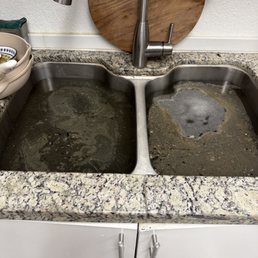 Esta es mi cocina, es la segunda vez Que hay algo tupido en mi apartment y hoy viernes 9:00 am no hay ningun trabajador aquí