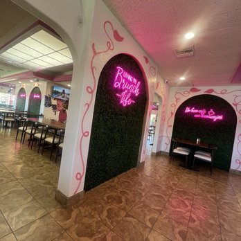 Madres Brunch - Dining area - Breakfast & Brunch Near Me - Placentia, California