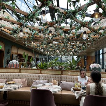 Jaja - Dining area - Cocktail Bars Near Me - Cleveland, Ohio